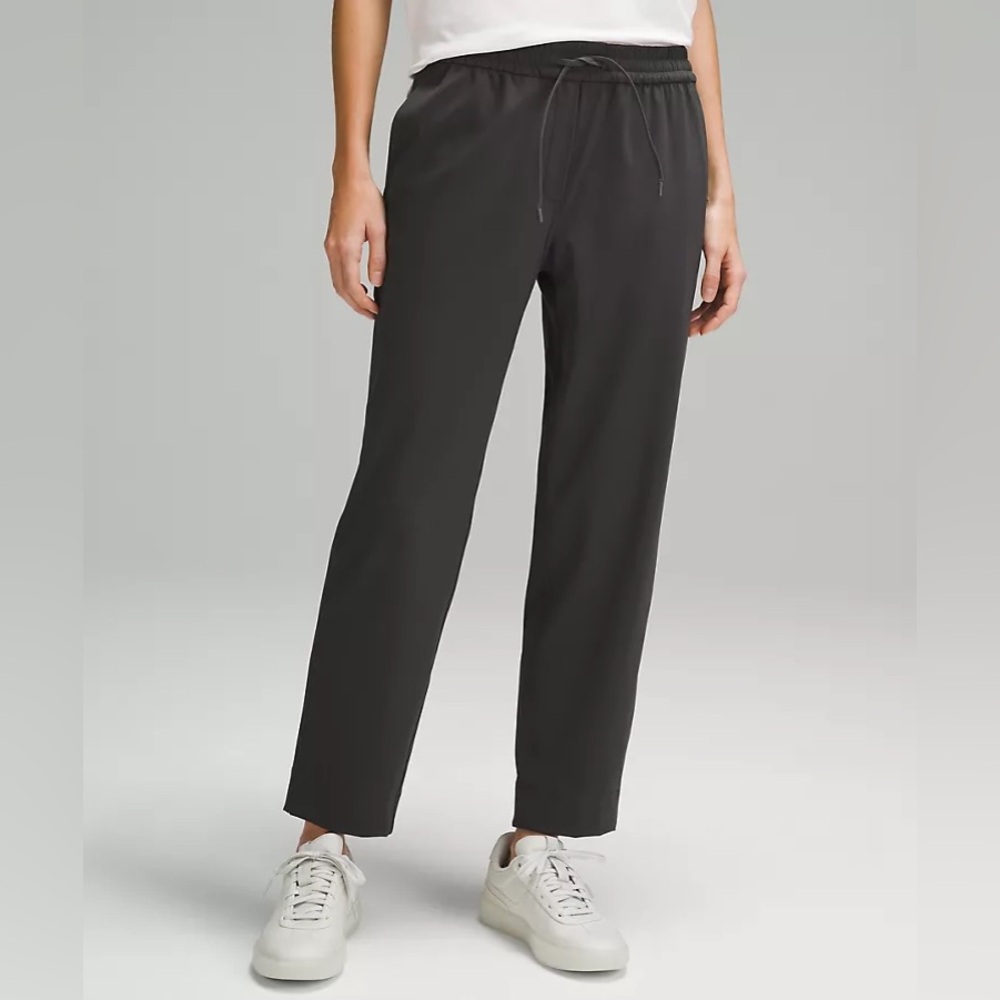 Lululemon Stretch Tapered-Leg Mid-Rise 7/8 Length in grey (XL). Pre-worn.